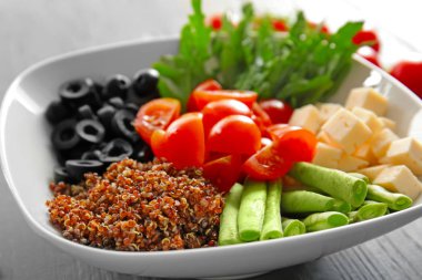 Quinoa ve sebze ile plaka