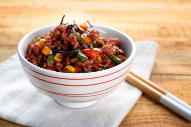 kahverengi pirinç ve sebze