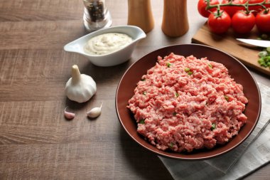 Taze çiğ kıyma ile plaka 