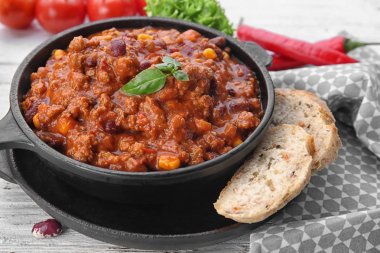 Chili con carne taze fesleğen ile 
