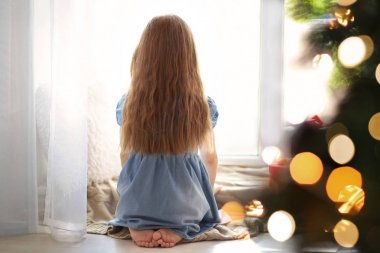 Arka pencere evde oturma sevimli küçük kız