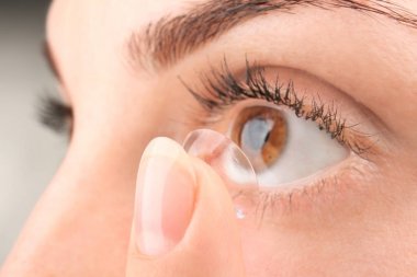 Kontakt lens, closeup koyarak genç kadın