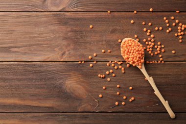 Kaşık ile sağlıklı mercimek