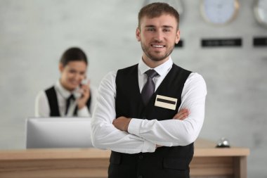 Erkek otel resepsiyonisti işyerinde