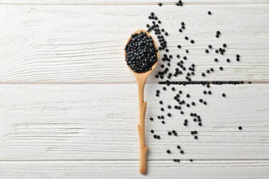 Kaşık ile sağlıklı mercimek