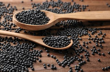 Kaşık ile sağlıklı mercimek 