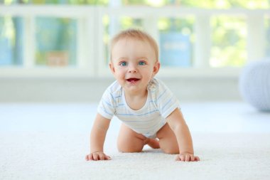 Evde küçük şirin bir bebek.