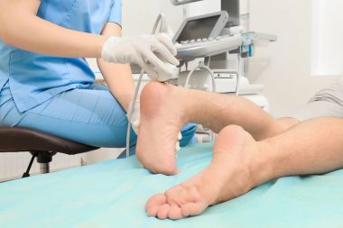 Doktor iletken ultrason muayenesi