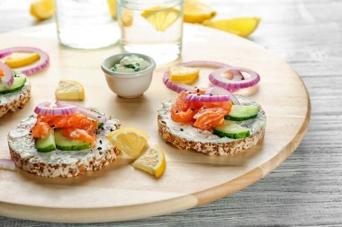 Somon ile lezzetli crispbreads 