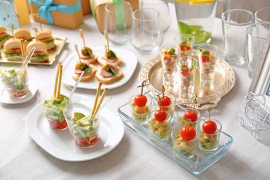 birçok farklı atıştırmalıklar