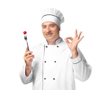 Kiraz domates beyaz zemin üzerine çatalla Tekdüzen holding erkek şefi