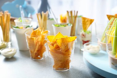 Bebek duş parti masada patatese