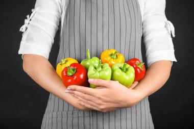 Kırmızı biber biber tutan kadın 