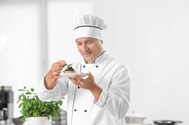 Erkek Şef mutfakta tatlı yemek