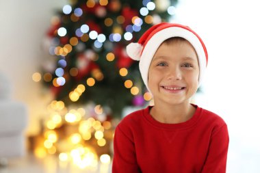 Noel Baba şapkalı küçük çocuk 
