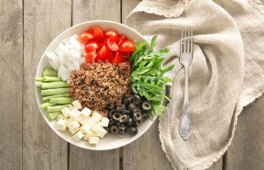 Quinoa ve sebze ile plaka