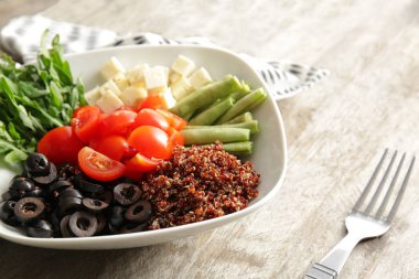 Quinoa ve sebze ile plaka