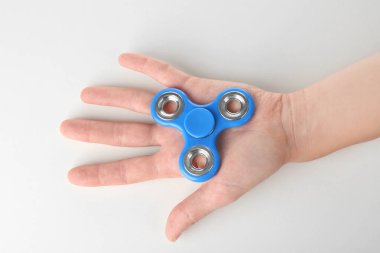 Modern spinner beyaz arka plan üzerinde tutan adam