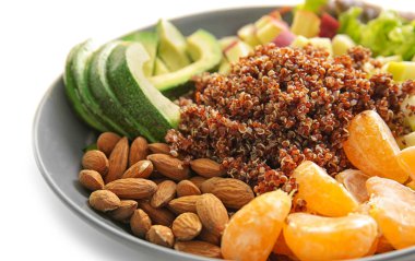 Quinoa, meyve ve badem