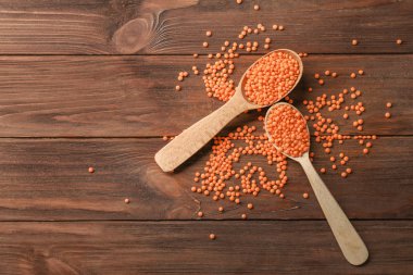 Kaşık ile sağlıklı mercimek 