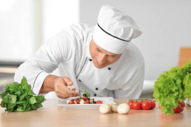 Erkek Şef mutfakta salatası yapmak