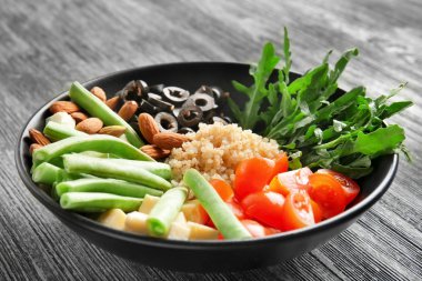 Quinoa ve sebze ile plaka