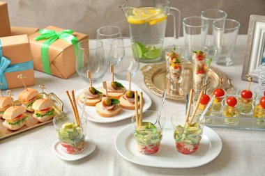 birçok farklı atıştırmalıklar