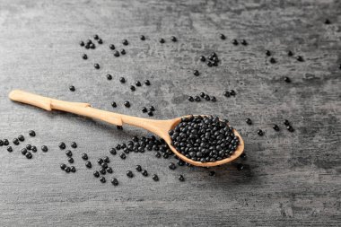 Kaşık ile sağlıklı mercimek