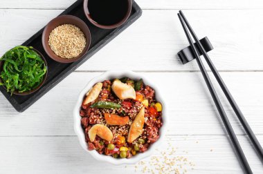 kahverengi pirinç ve sebze