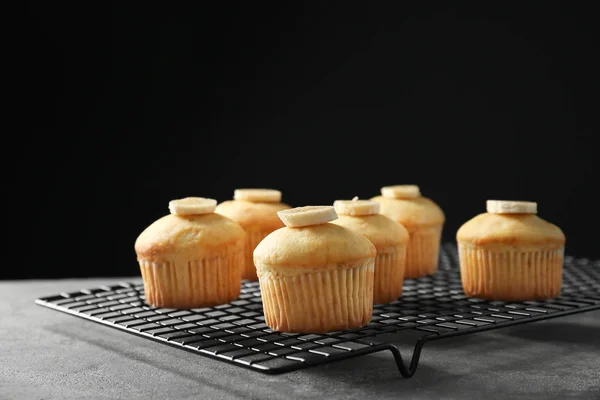 Banánové muffiny na pečení mřížka — Stock fotografie