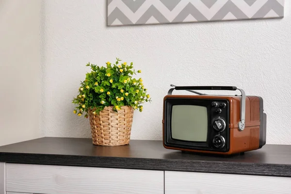 Staré vintage Tv na skříň — Stock fotografie