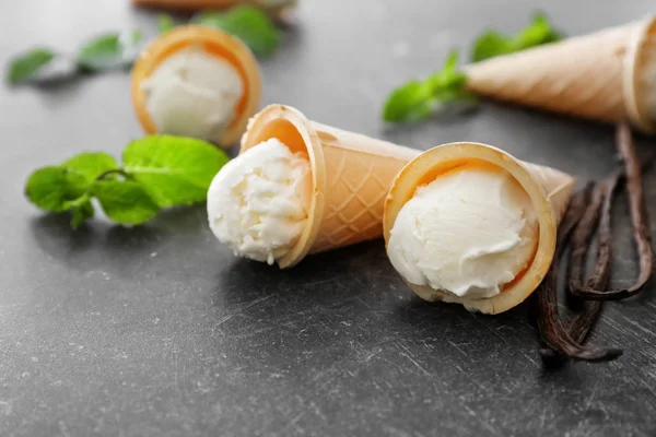 lezzetli vanilyalı dondurma