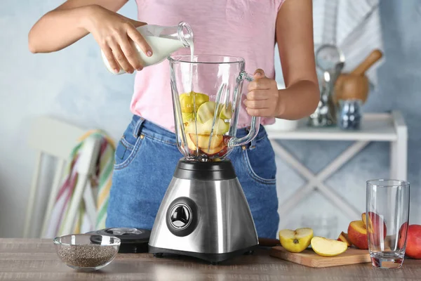 Woman preparing smoothie with chia seeds — Stock Photo, Image