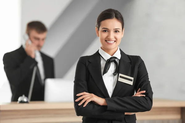 Recepcionista do hotel feminino no local de trabalho — Fotografia de Stock