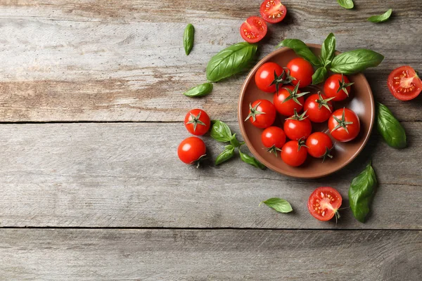 Fresh cherry tomatoes — Stock Photo, Image