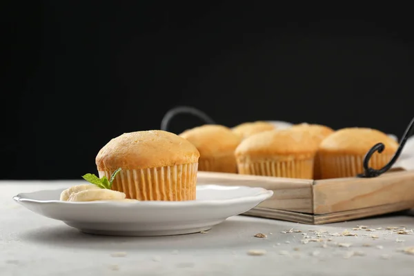 Placa com muffin de banana na mesa — Fotografia de Stock