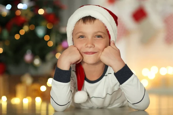 Kleine jongen in Kerstman hoed — Stockfoto