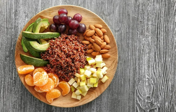Quinoa, Früchte und Mandeln — Stockfoto