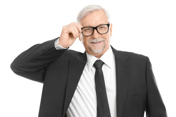 Älterer Mann im schwarzen Anzug auf weißem Hintergrund — Stockfoto