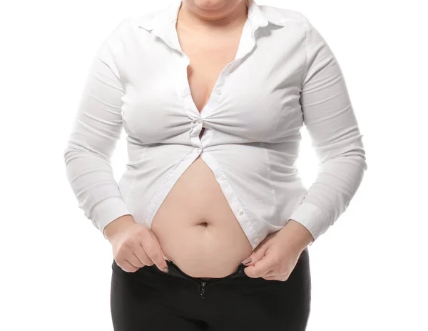 Толстая женщина в обтягивающей одежде на белом фоне. Концепция потери веса — стоковое фото