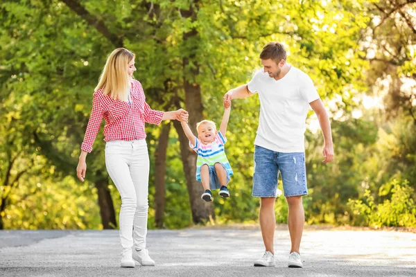 Lycklig familj i park solig dag — Stockfoto