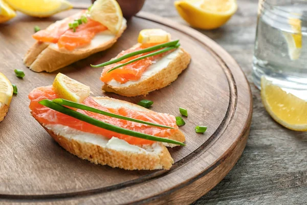 Deliciosos bruschettas de salmón — Foto de Stock