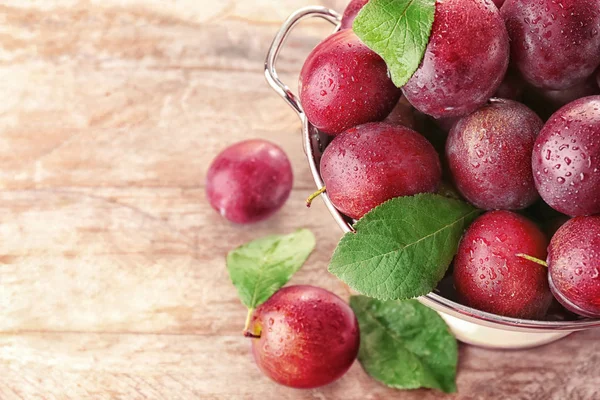 Fresh ripe plums — Stock Photo, Image