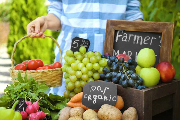 Donna che vende frutta fresca — Foto Stock