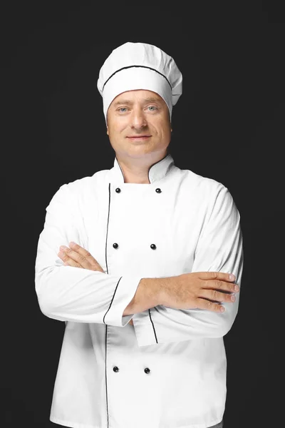 Kucharz mężczyzna w mundurze na czarnym tle — Zdjęcie stockowe