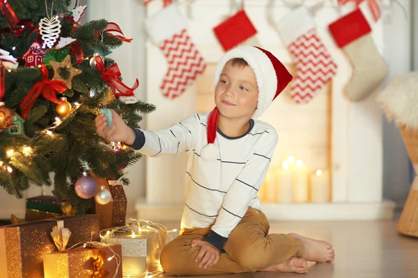 Mały chłopiec w santa hat — Zdjęcie stockowe