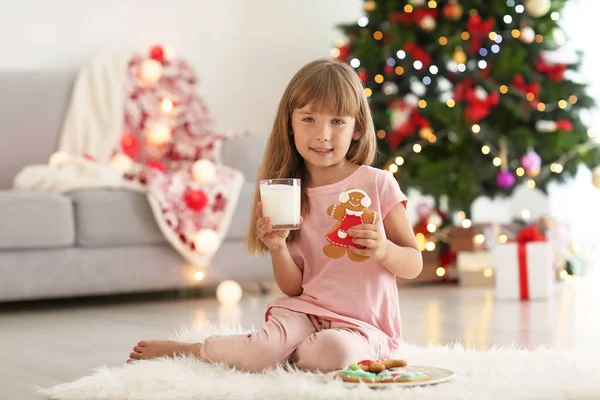 Schattig Klein Meisje Met Glas Melk Cookie Kamer Ingericht Voor — Stockfoto