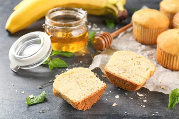 Setengah muffin pisang di atas meja — Stok Foto