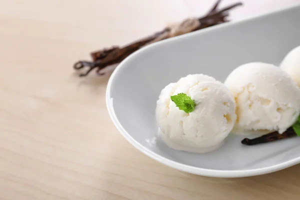 Vanilla ice cream balls — Stock Photo, Image