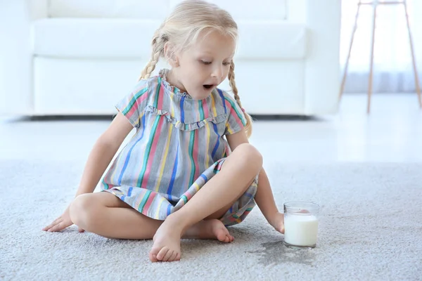 Carino Bambina Con Vetro Latte Seduto Sul Tappeto Vicino Punto — Foto Stock